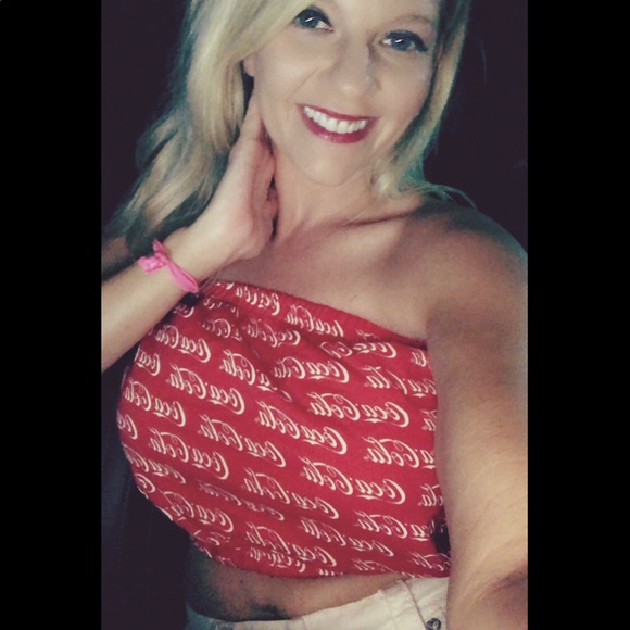 Meet your Posher, Renee Feel Free to offer ❤️ - Picture 9 of 10